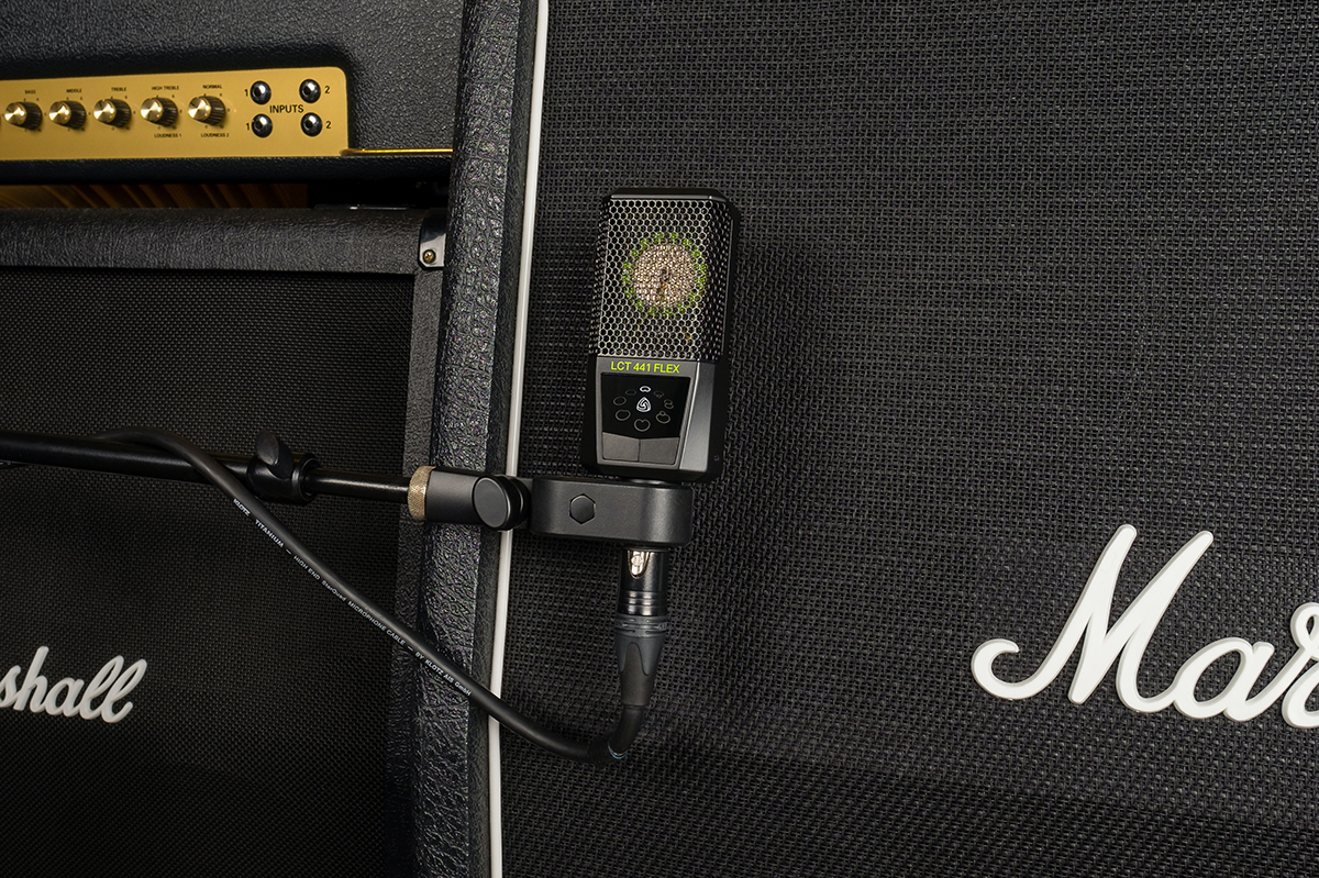 Exemple concret d'un microphone LEWITT devant un baffle guitare